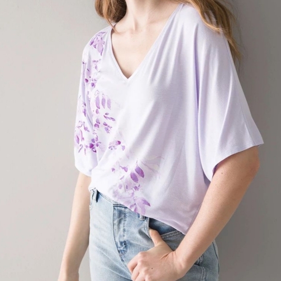💚5/$25 NWT WHBM Lavender Purple Floral Everyday Dolman Sleeve Tee Top V Neck XS - Picture 3 of 9